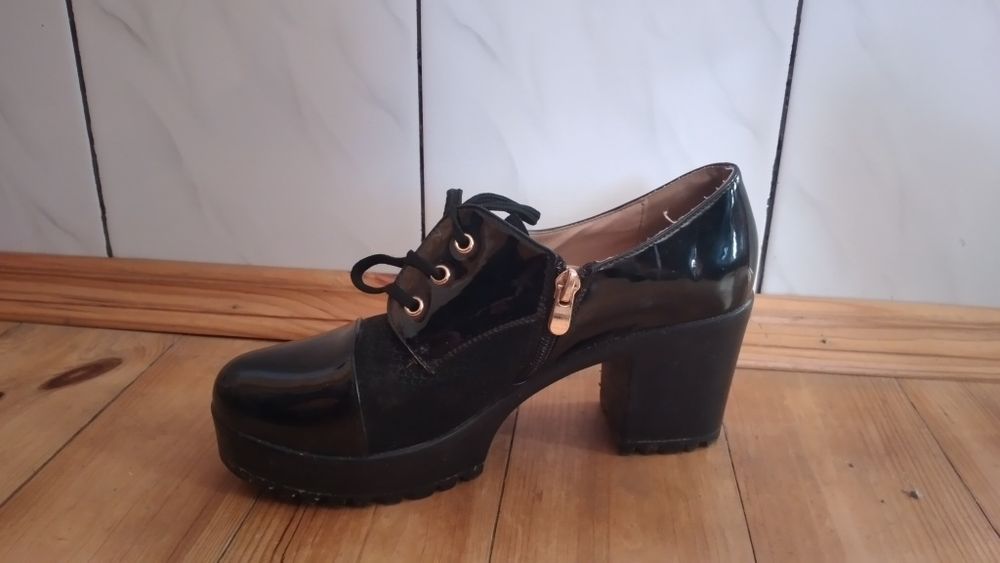 Туфлі лаковані шнурівки