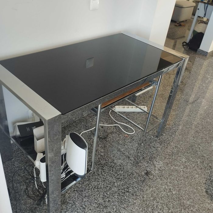 Mesa de escritório em vidro e cromo. Dimensões: comprimento 120 cm, largura 60 cm, altura 76 cm.