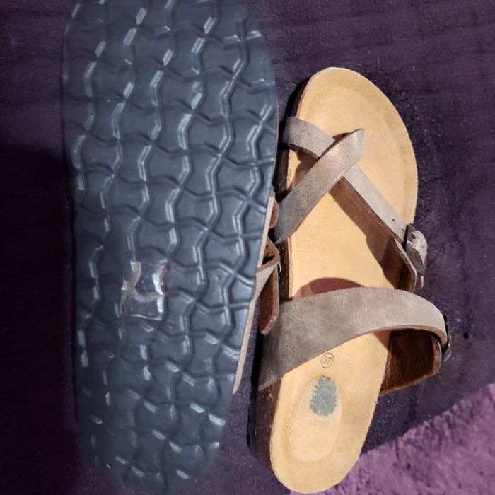 Sandálias  compradas na sapataria muito confortável