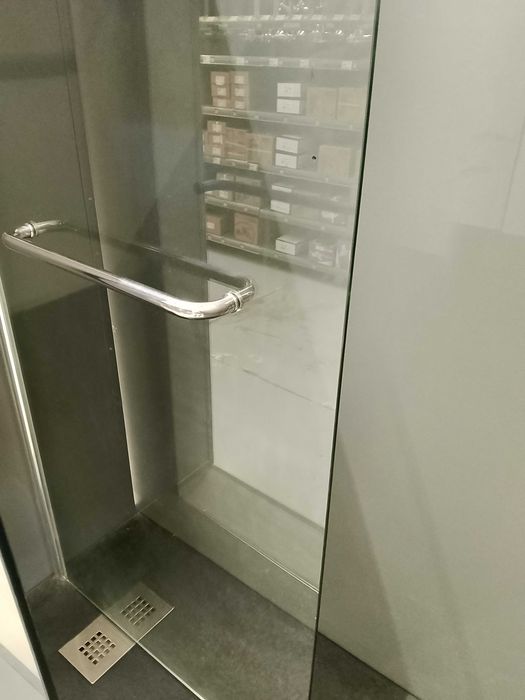 Pagamento em dinheiro. Novo. Painel de duche. Na caixa