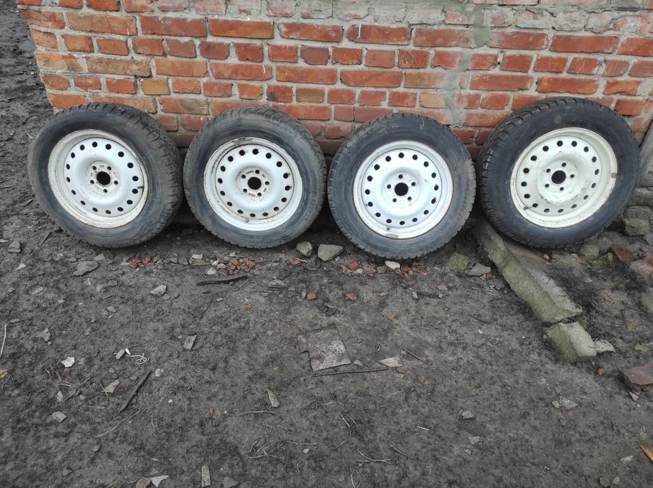 Продам комплект зимової резини з дисками  195/65, 205/65 Р15
