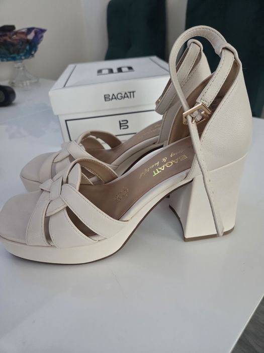 Beżowe sandały damskie na słupku r.40 platformie