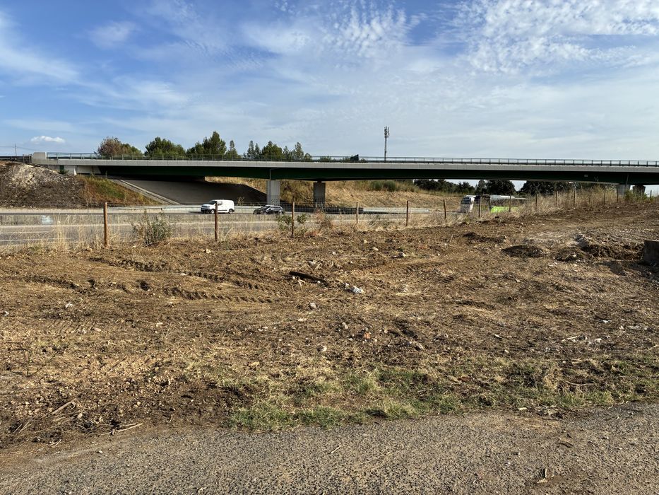 Arrenda-se terreno junto à A1 Alcanena