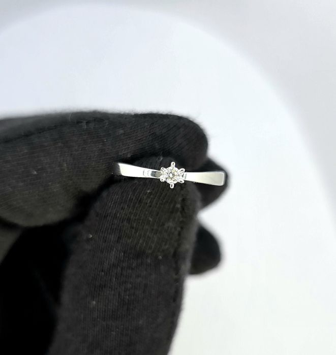 Кольцо с бриллиантом по центру