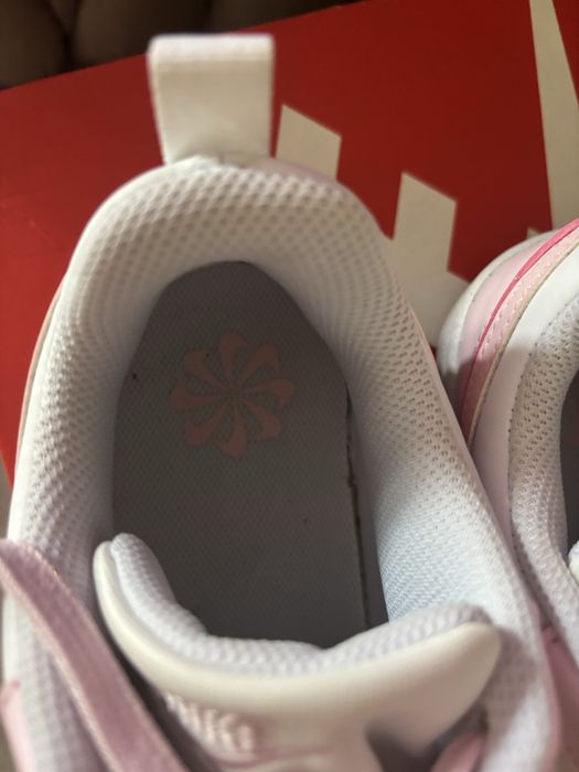 Buty Nike  z r ózowymi dodatkami  zalozone raz