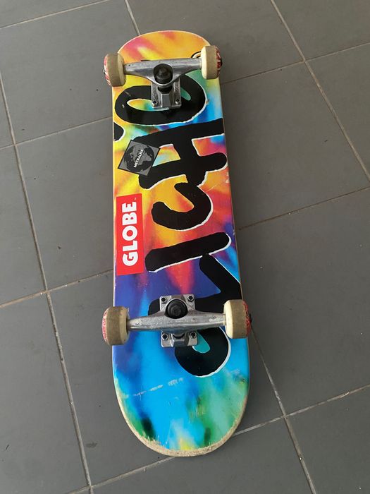 Skate e capacete