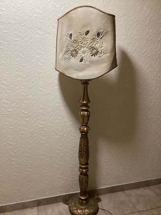 Toucheiro pé alto  antigo madeira talhado a folha ouro