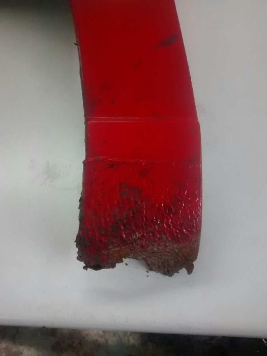GUARDA-LAMAS FRONTAL ESQUERDO VOLKSWAGEN GOLF III 1950 -ROJO
