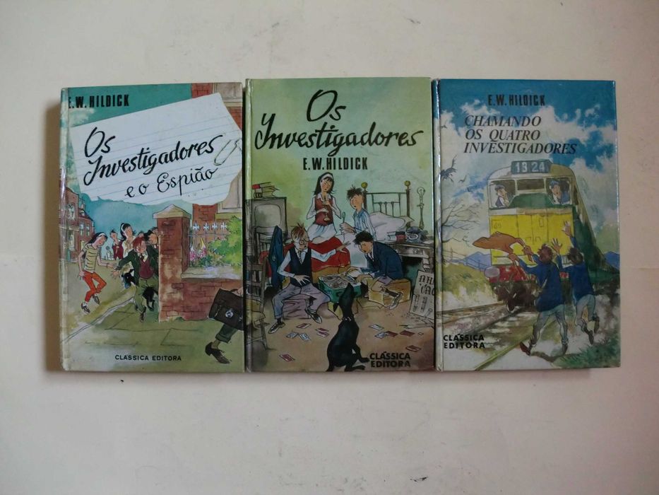 Obras de E. W. Hildick e Alfred Hitchcock