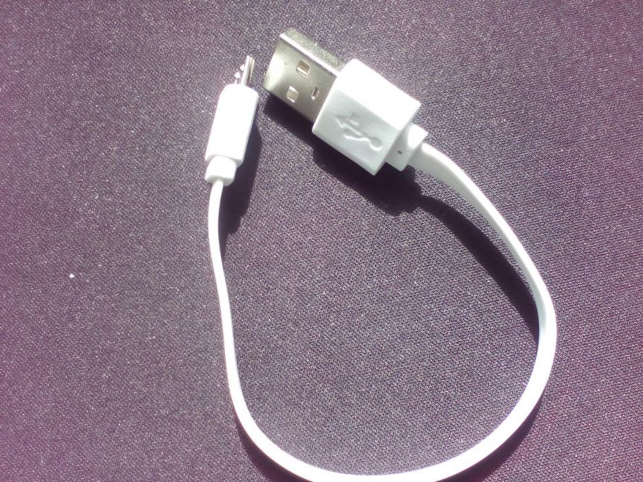Кабель для зарядки телефона.
