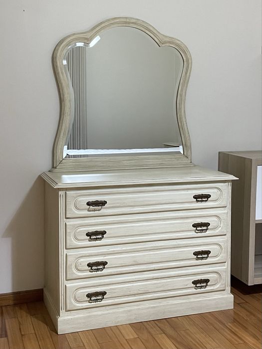 Mobília de quarto (cama, duas mesas de cabeceira, cómoda, espelho, armário e cadeira)