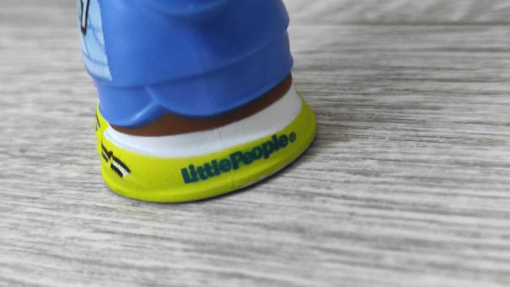fisher price little people дівчинка футболіст фігурка