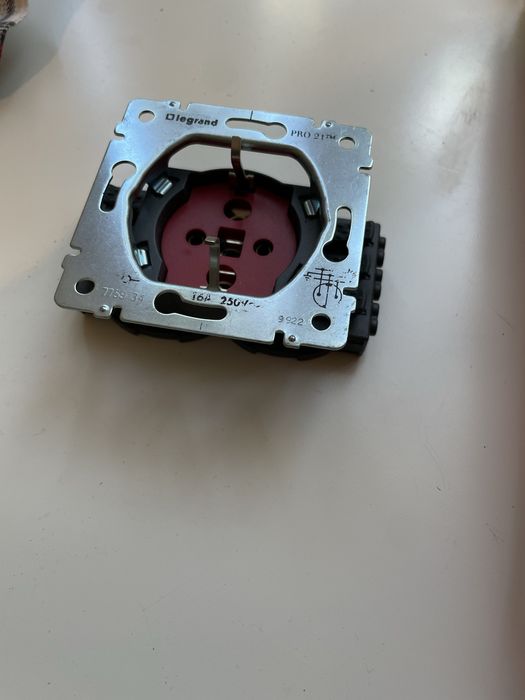 Legrand Galea - Tomada 2P+T c/ encravamento Vermelha