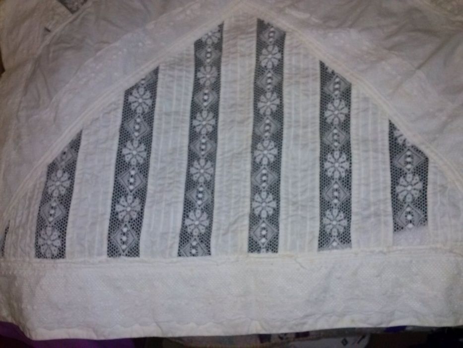 Almofada antiga de tecido e renda