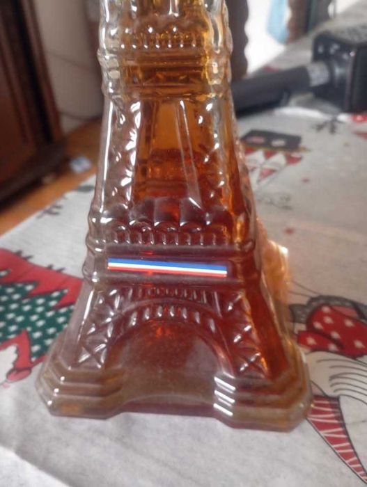 à venda: 
garrafa em formato de Torre Eiffel de licor Amaretto.