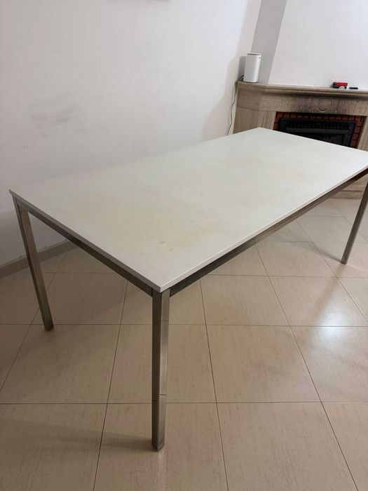 Mesa Retangular Branca com Estrutura Metálica