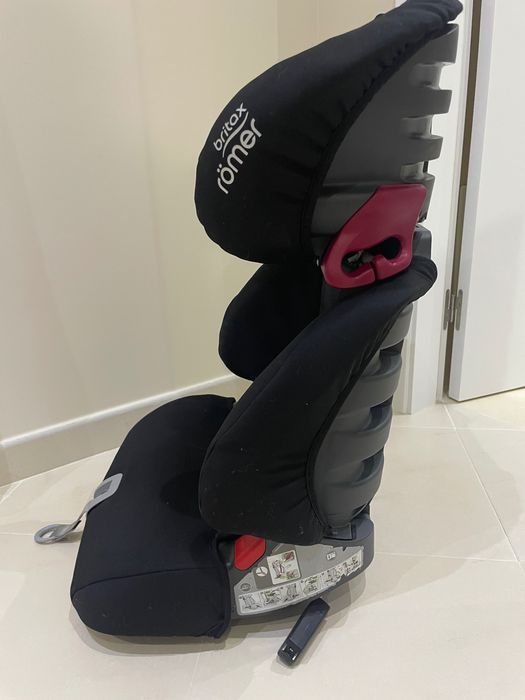 A cadeira auto da imagem é o modelo Britax Römer Discovery SL, pertencente ao grupo 2/3, concebida para crianças dos 15 aos 36 kg