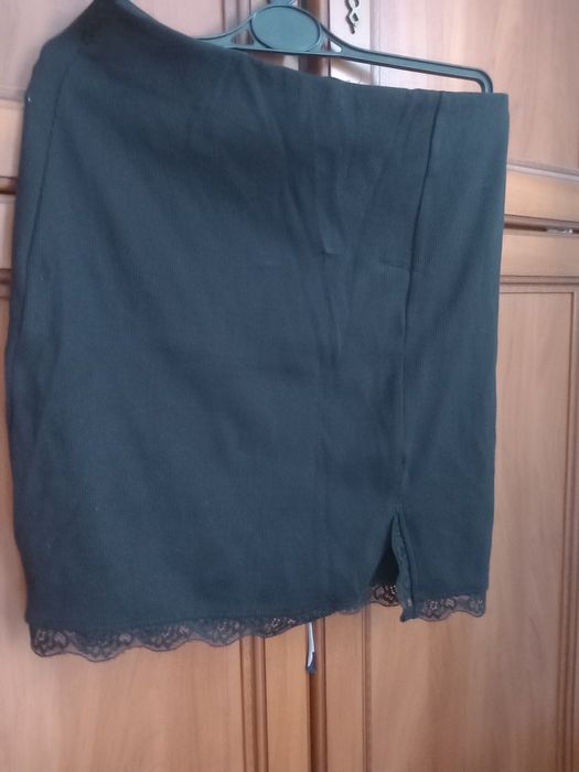 Spódnicą sinsay m czarna z koronkowa obwódką