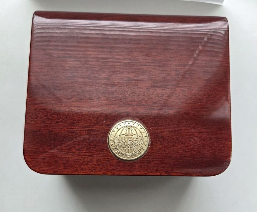 Золотий швейцарскій годинник Omega