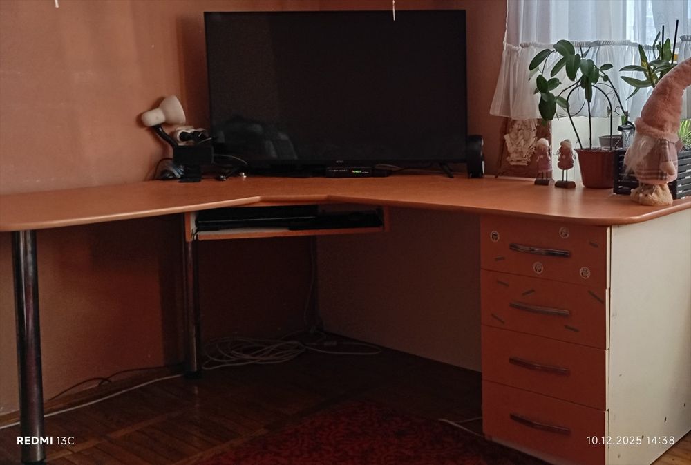 Продам комп'ютерний стіл з тумбочками і шафою