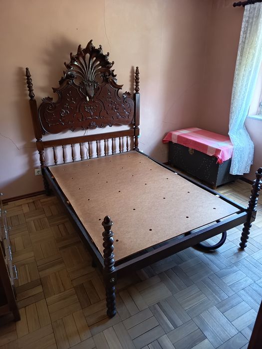 Cama em madeira e roupeiro em madeira