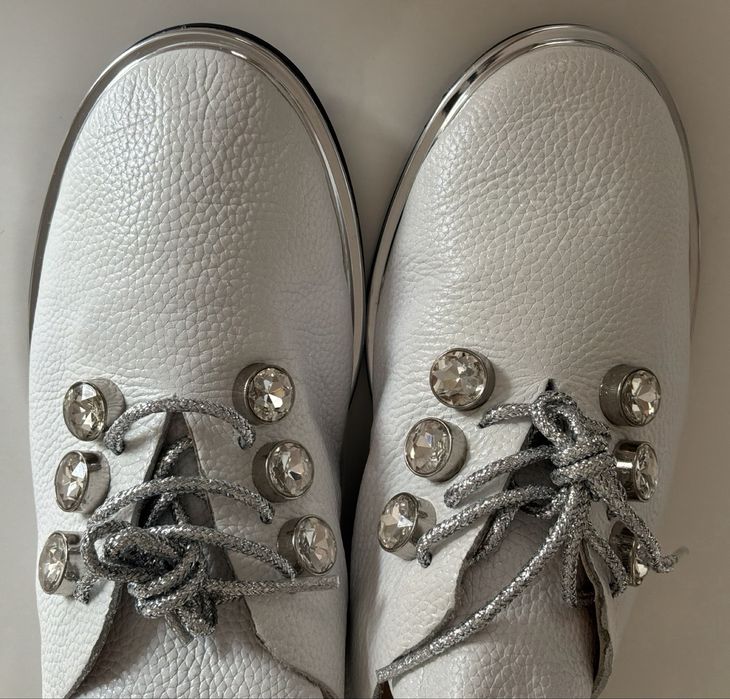 Ładne ,białe  z naturalnej skòry buty.