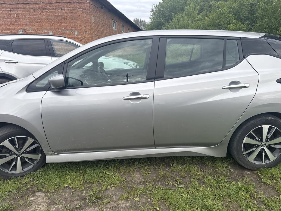 Двері дверь Nissan Leaf 2 18-24 є різні кольори