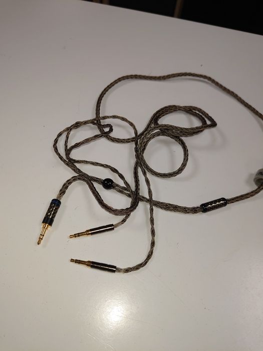 Кабель для наушников премиум сегмента.  Y образного типа.