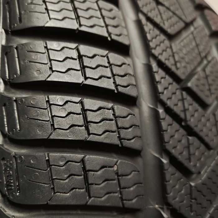 235/35/19 XL Sprzedam parę opon zimowych Pirelli