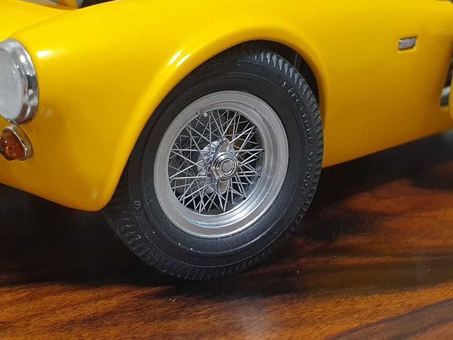 1 18 Exoto Cobra Roadster 260 (Pearl Yellow) 1962