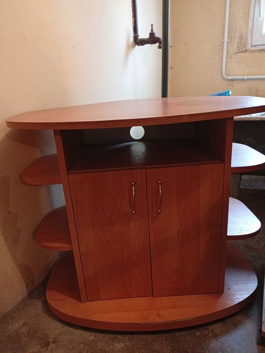 Szafka, łóżko, pufy