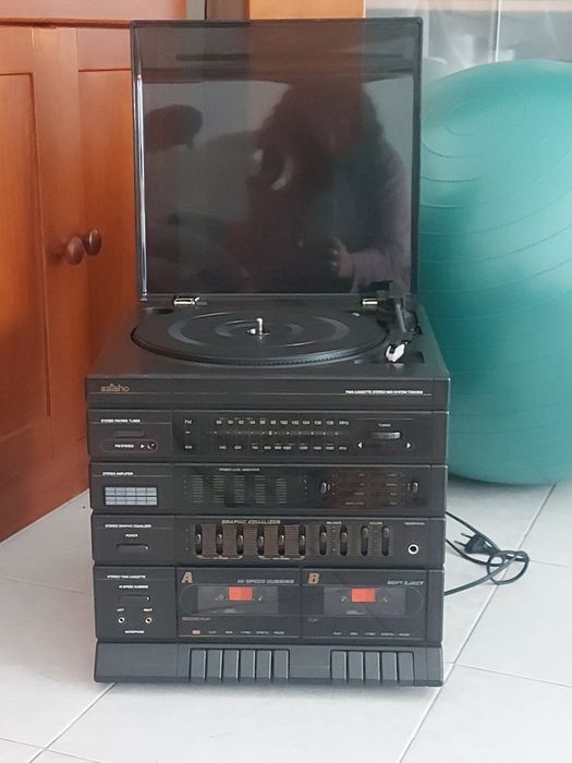 Aparelhagem com gira disco leitor de cassetes e rádio