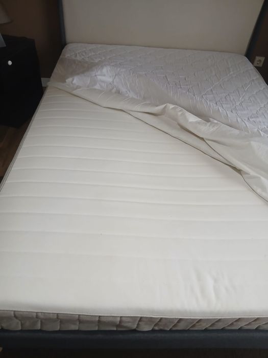 Cama 140x190cm com colchão e mesa de apoio