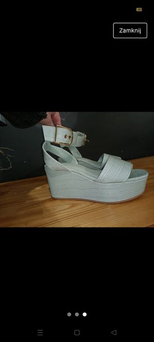 Sandały na koturnie