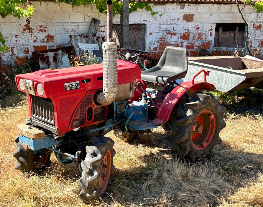 Trator Kubota 7001 em bom estado + Fresa e Reboque