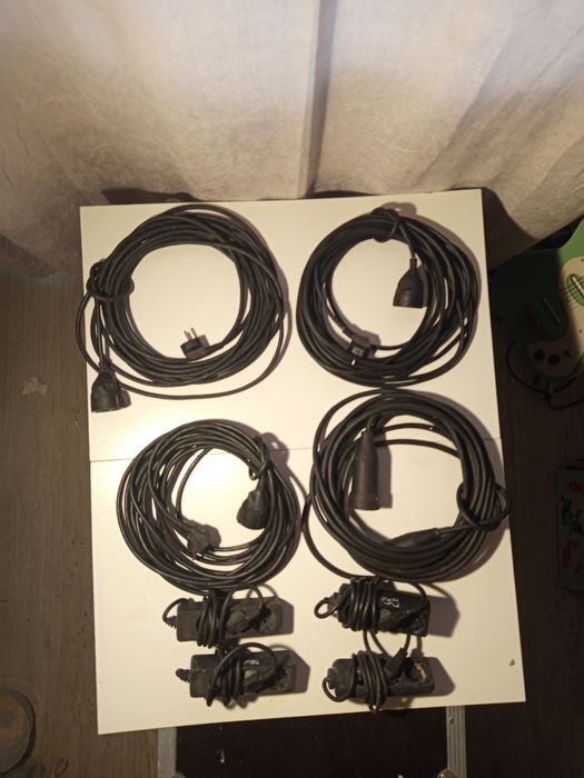4 cabos de extensão de 10m e 4 extensões triplas de 1.,5 m