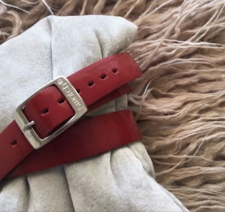Relogio swatch com bracelete vermelha