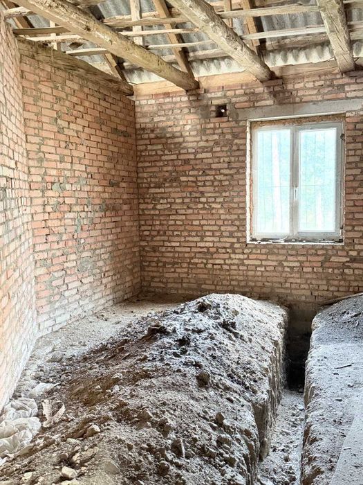 Продається окремо стоячі будівлі у самому центрі села Черепашинці