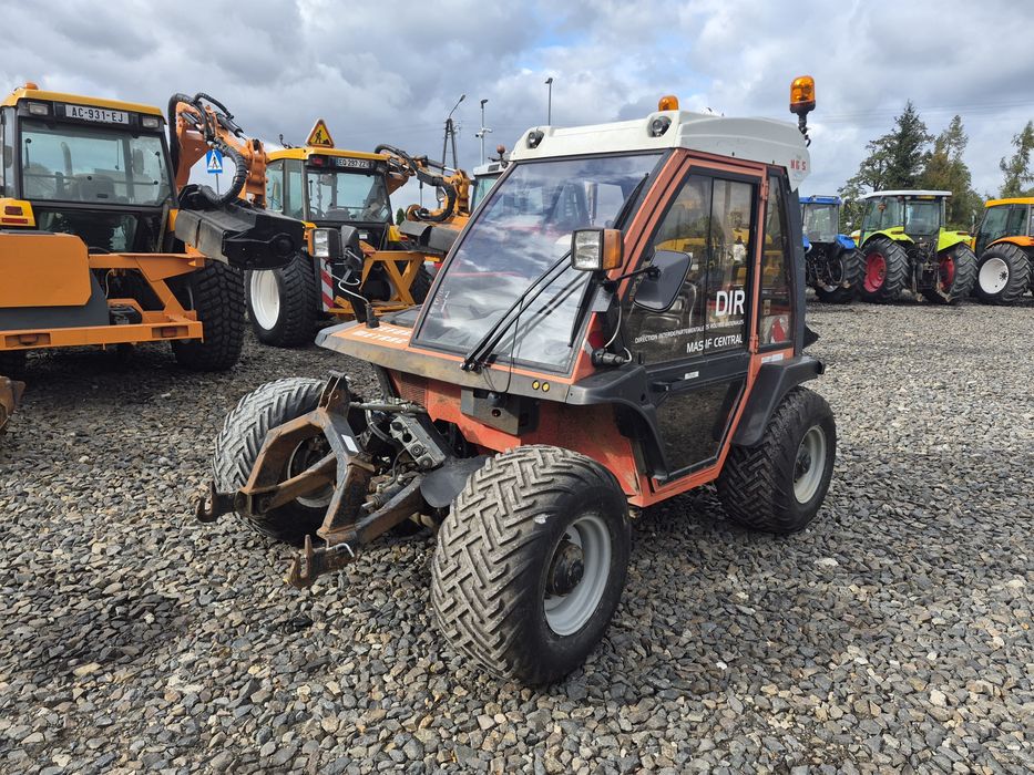 Metrac H6 ciągnik górski komunalny nośnik narzędzi traktor do koszenia skarp poboczy terenów zielonych mulczer kosiarka bijakowa wysiegnikowa skarpy