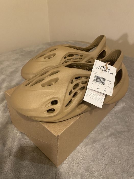 Yeezy Foam RNNR Clay Taupe