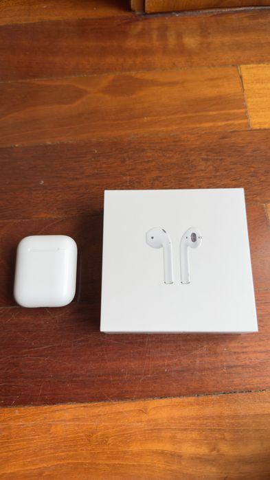 AirPods com charging case APPLE