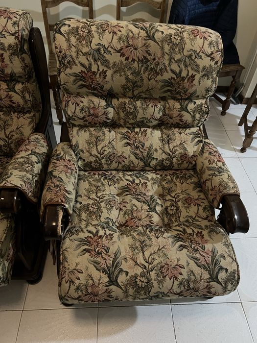 Conjunto de três sofas sendo o maior sofa/cama
