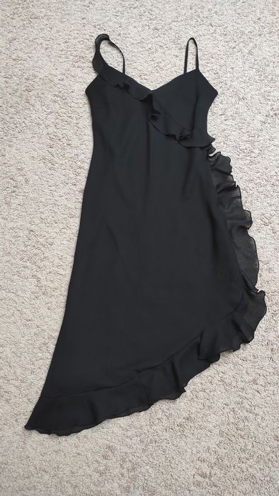 Czarna sukienka na szeleczkach Dorothy Perkins