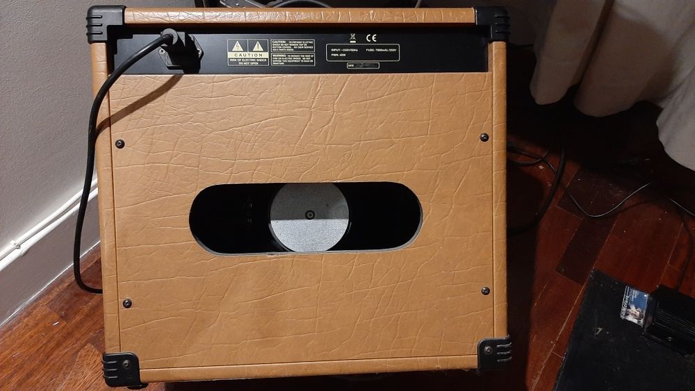 Amplificador Acústico 40 W com 3 entradas:  Voz + guitarra + AUX,