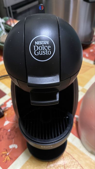 Máquina café Krups Dolce Gusto Piccolo a funcionar c/ fuga