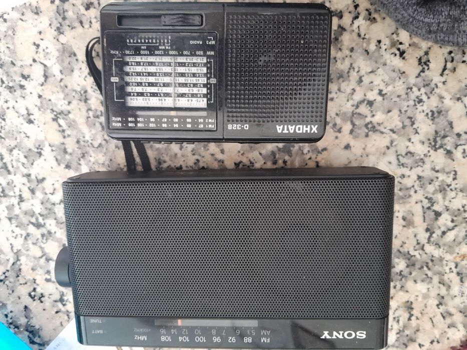 Rádio portátil sony e outros sem uso
