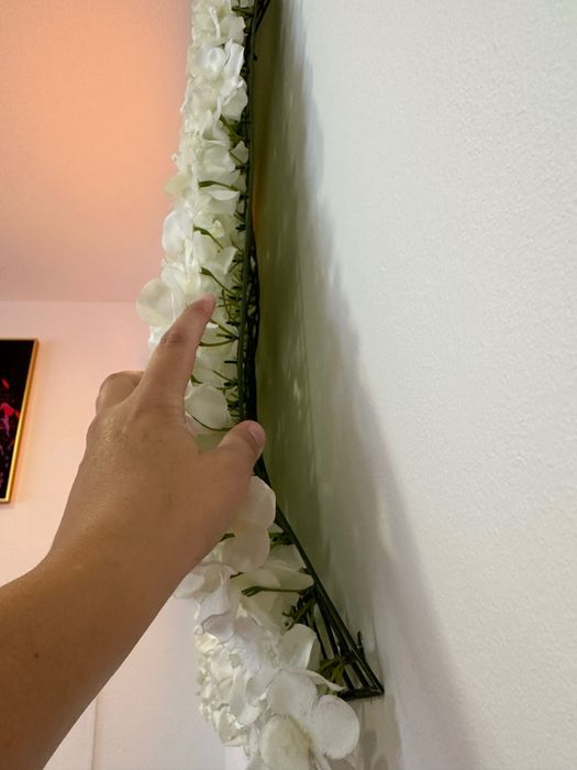 Painel decorativo com flores artificiais e letreiro luminoso “Buon Appetito”