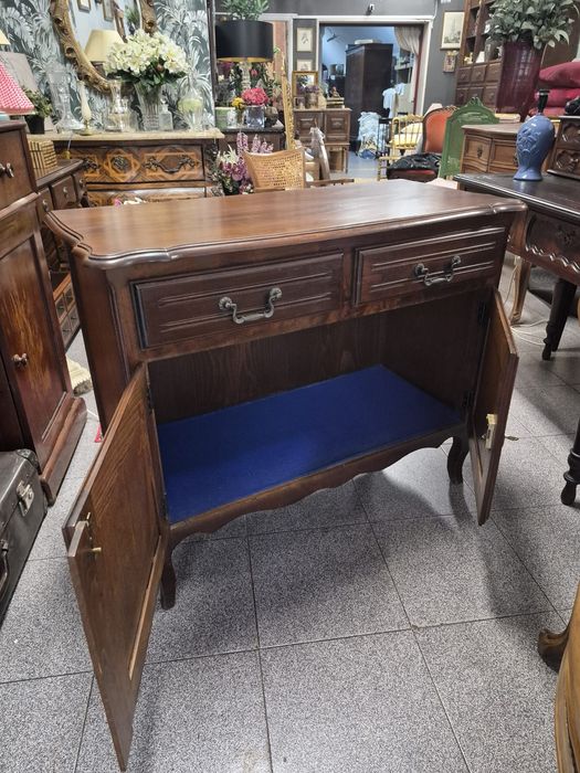 Móvel de Apoio em Madeira Maciça. Oferecemos a entrega em Lisboa.