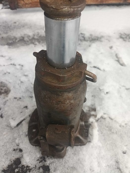 Мощный  домкрат .высокий.