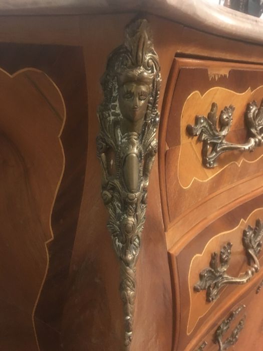 Comoda Luis XV adornos metal